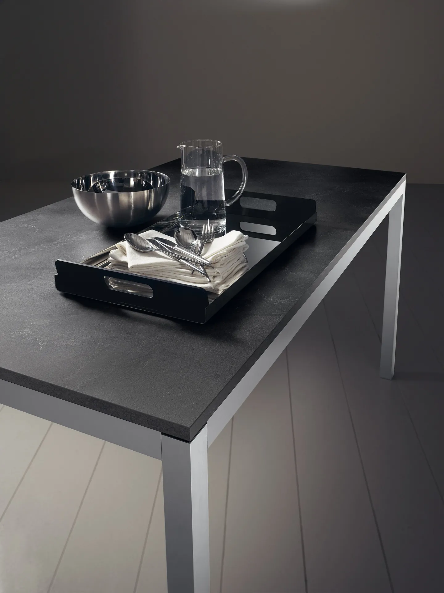 Dettaglio del tavolo Speedy Scavolini con gamba in alluminio spazzolato e piano effetto pietra