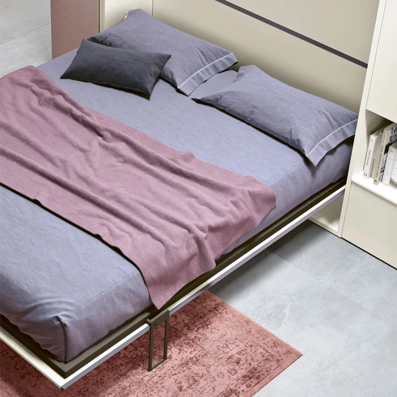 Letto a scomparsa Verticale 2B Italia aperto con biancheria lilla