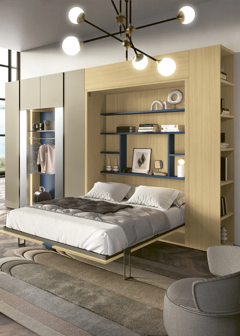 Letto Verticale 2B Italia aperto fra librerie con lampade a parete