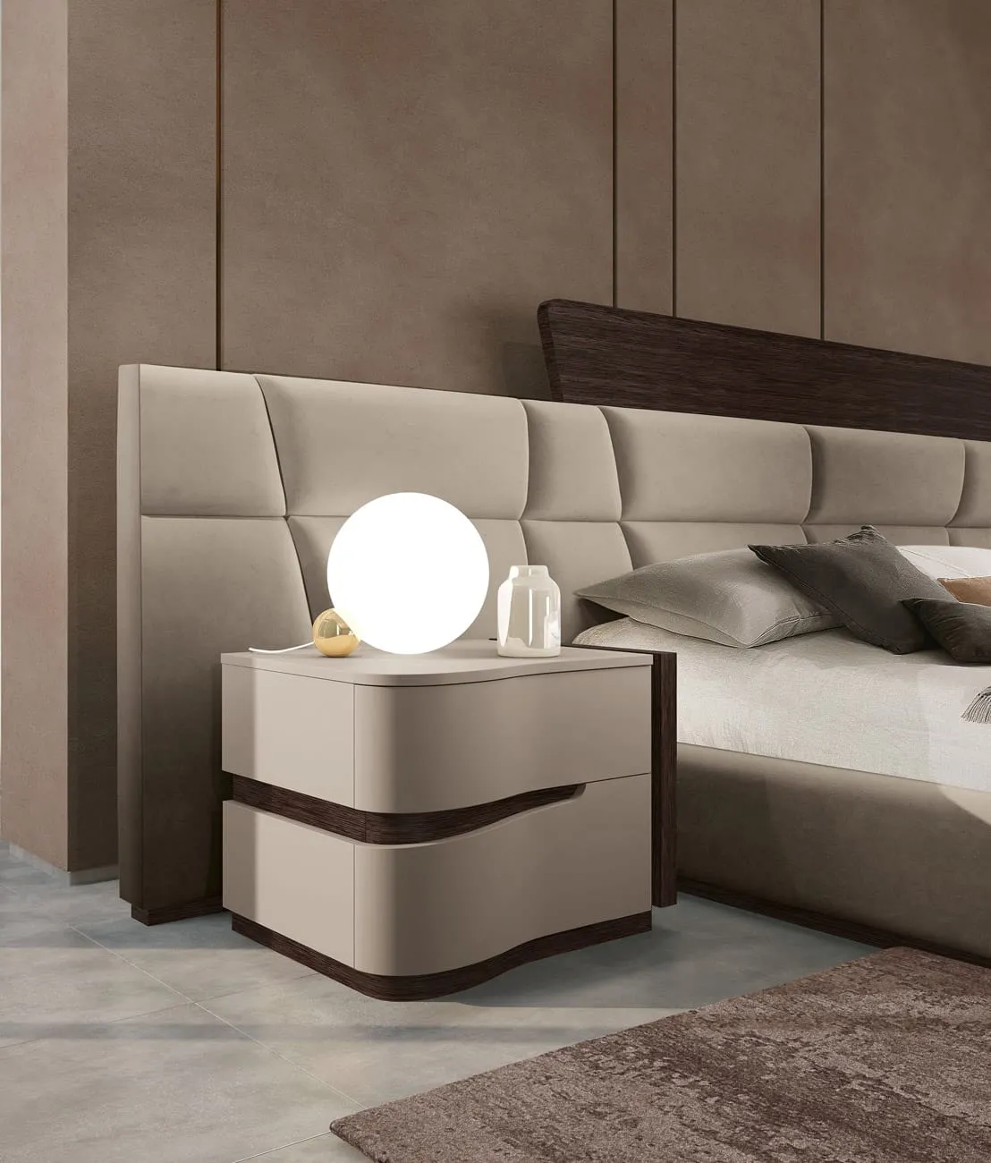 Comodino Like Adriatica con tagli curvi accanto al letto imbottito