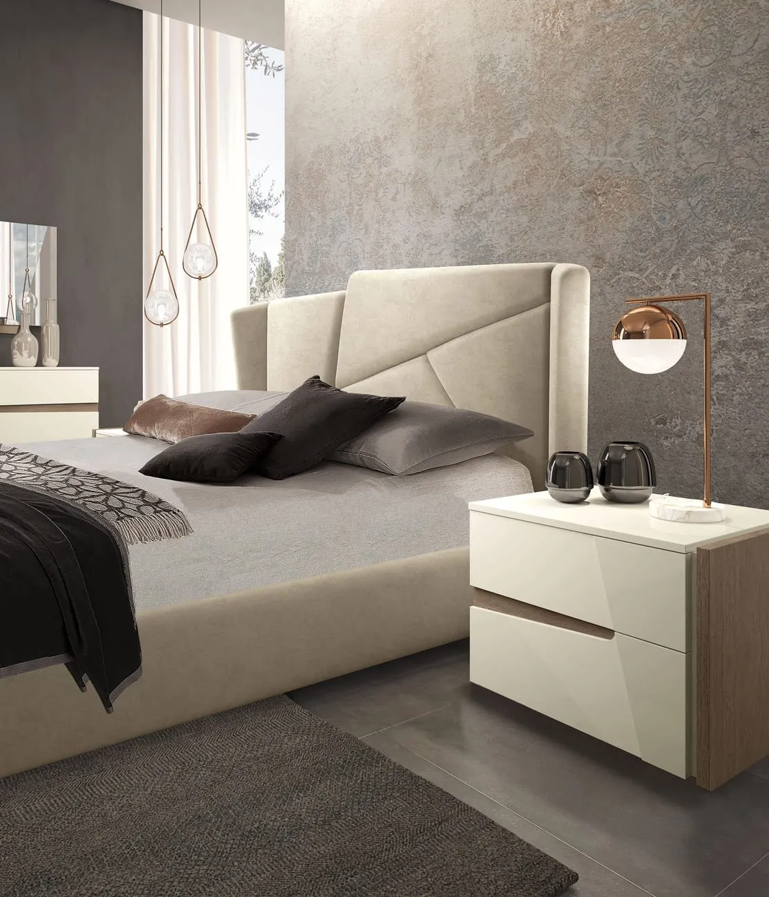 Comodino Time Adriatica crema accanto a un letto con testiera imbottita