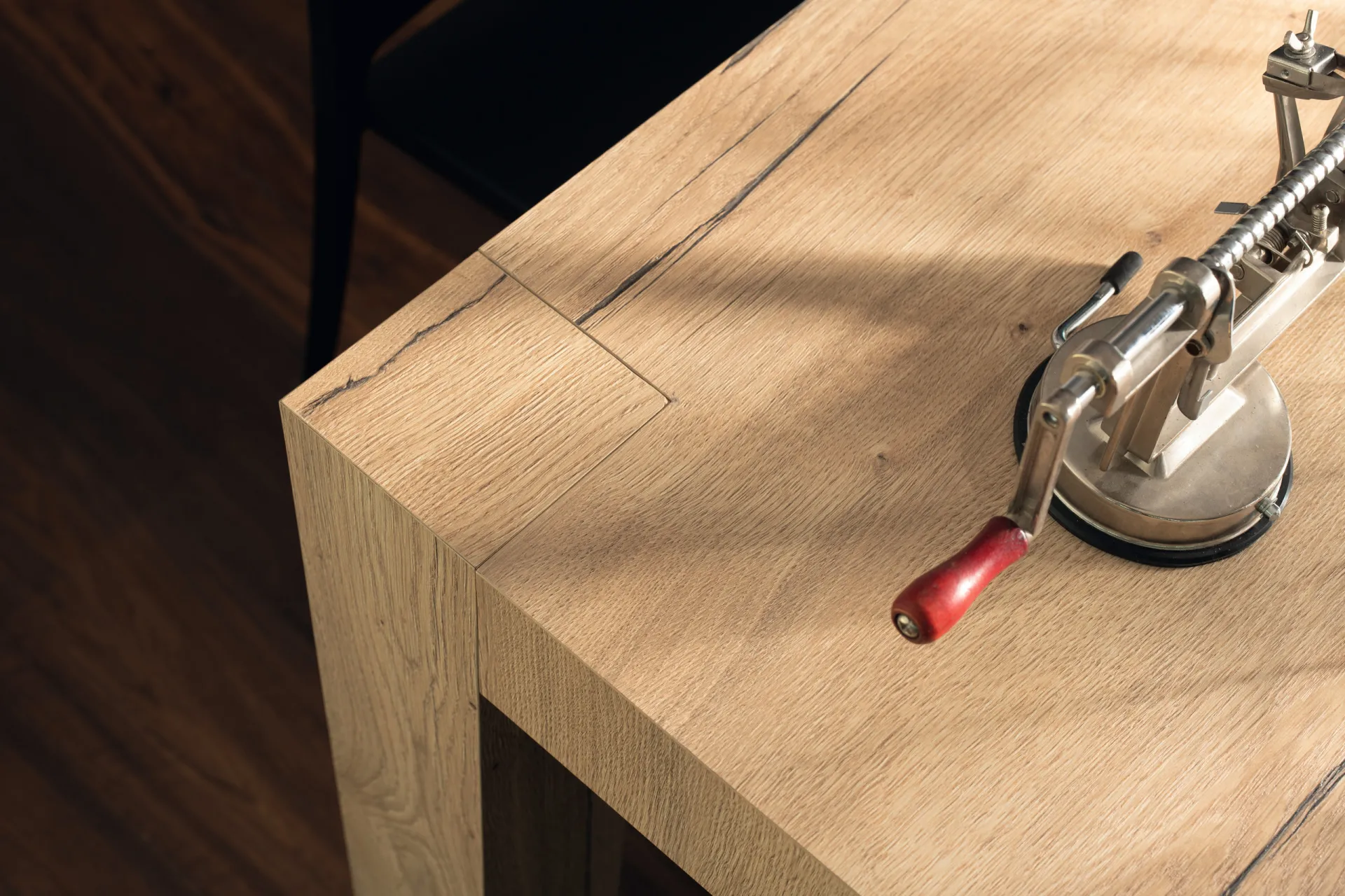 Dettaglio dello spigolo del tavolo Winter Scavolini in decorativo effetto legno chiaro