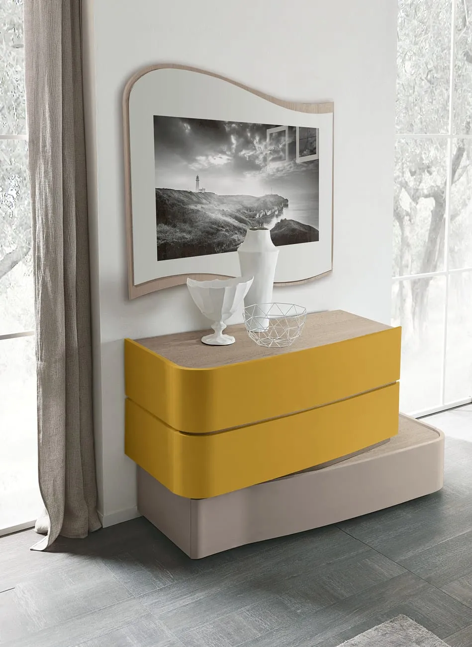 Comodino Ola Adriatica giallo e grigio sotto un quadro