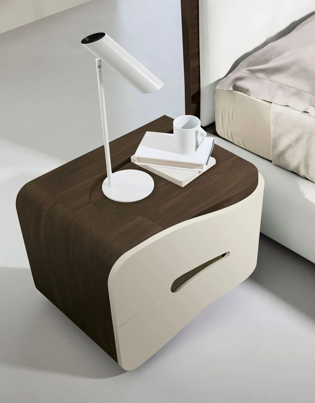 Comodino Fly Adriatica con top e fianco in legno scuro e lampada