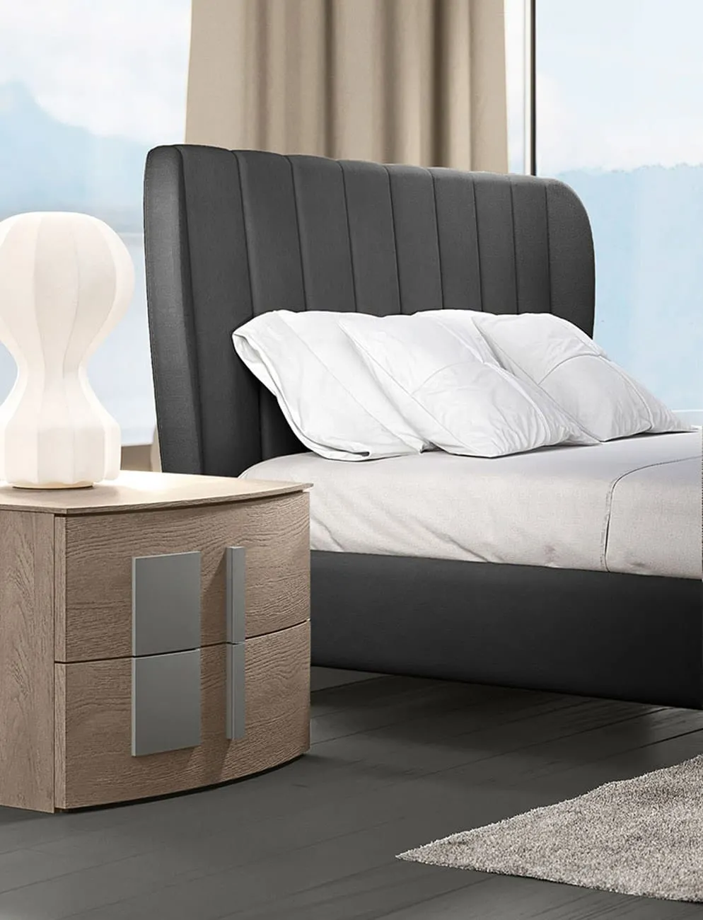 Comodino Dream Adriatica in rovere accanto a un letto con testiera scura