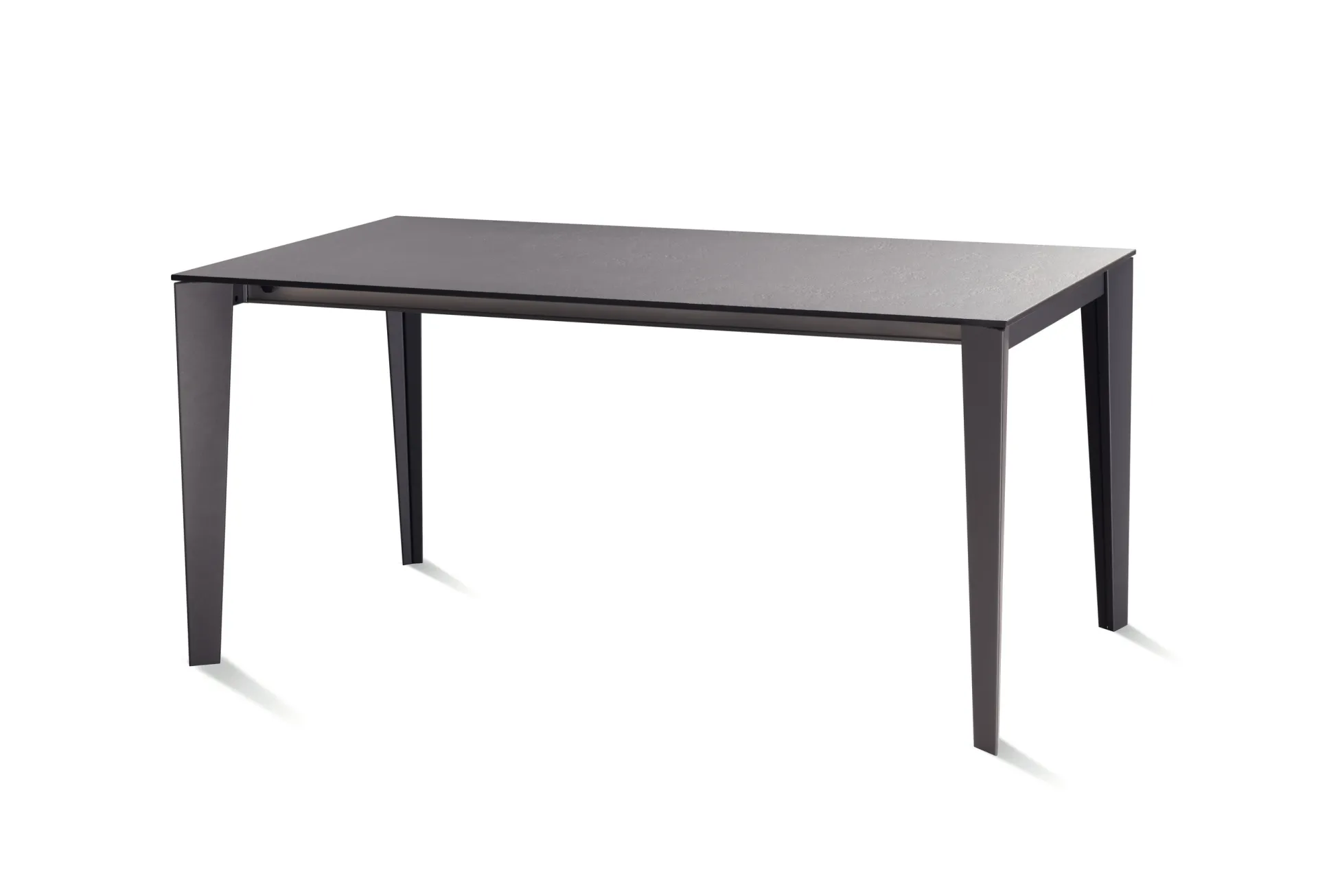 Tavolo Mary Scavolini su fondo bianco, grigio antracite con quattro gambe in metallo