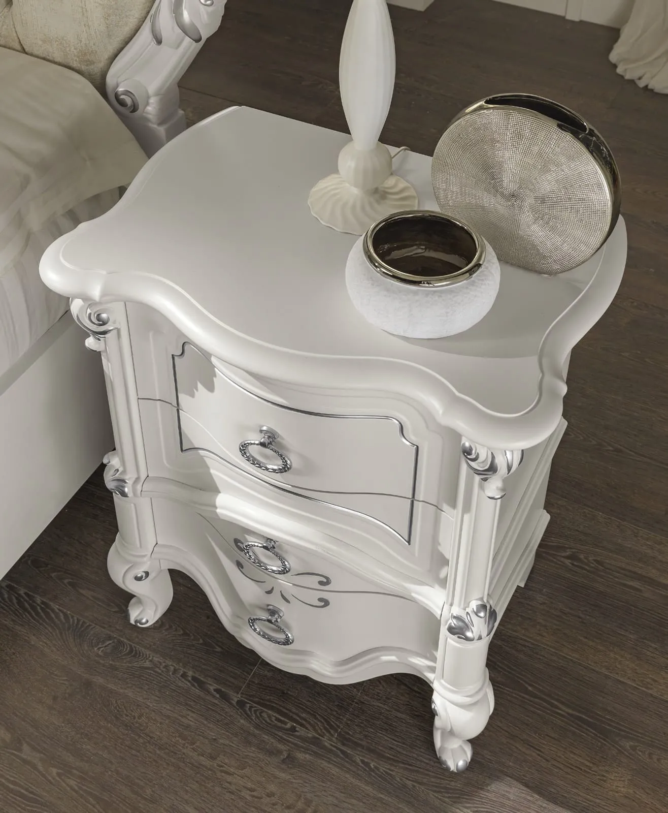 Comodino Olimpia Adriatica bianco gesso con intagli