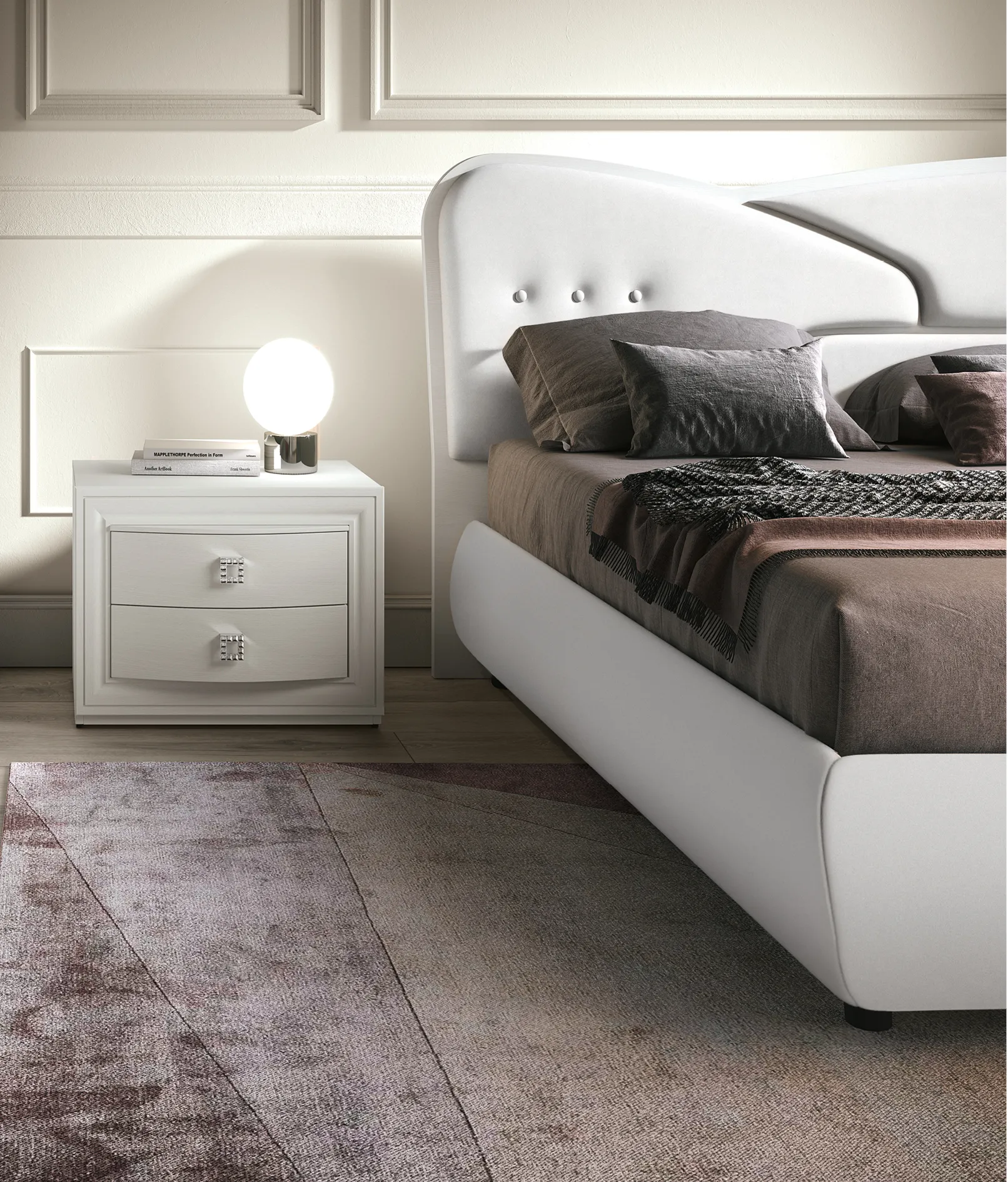 Comodino Dolly Adriatica accanto al letto imbottito bianco