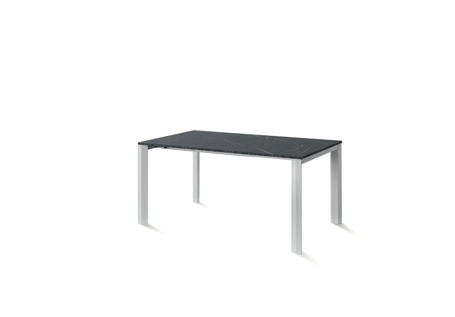 Tavolo Flawless Scavolini su fondo bianco, con piano nero venato e gambe piatte argento