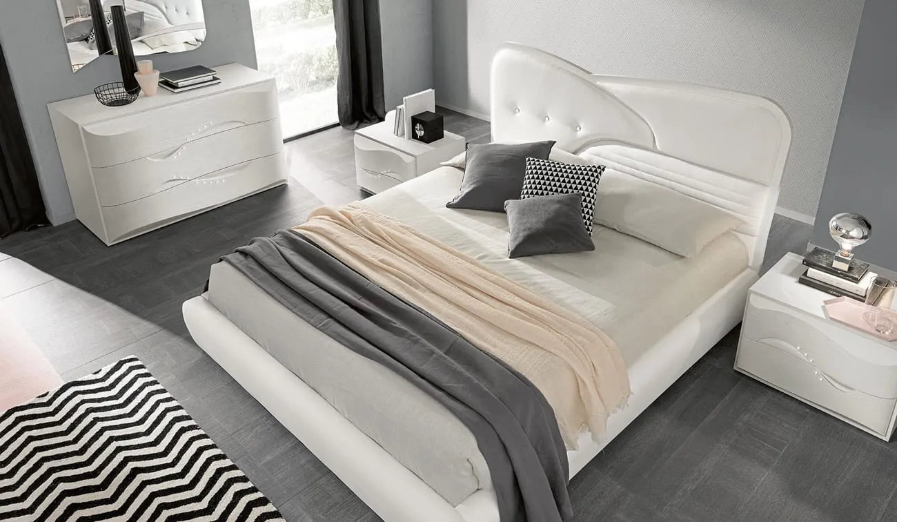 Letto Ola Adriatica bianco su tappeto a righe con comodino