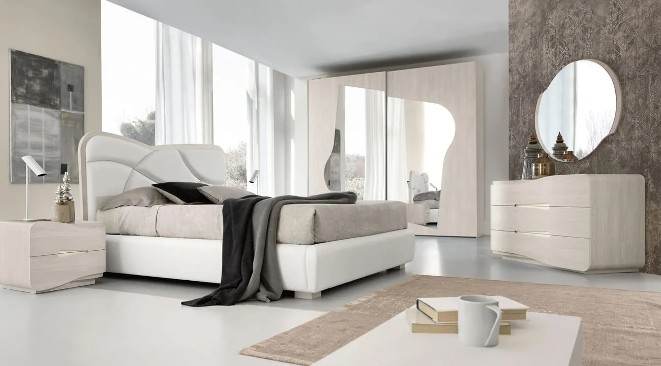Letto Aloa Adriatica bianco con testiera ondulata in camera moderna