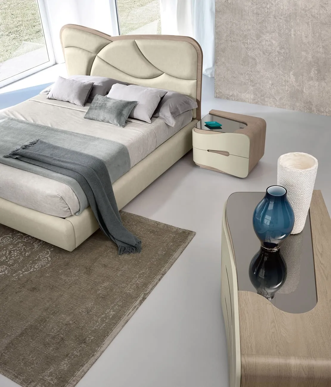 Letto Aloa Adriatica con comodino e vaso blu in primo piano