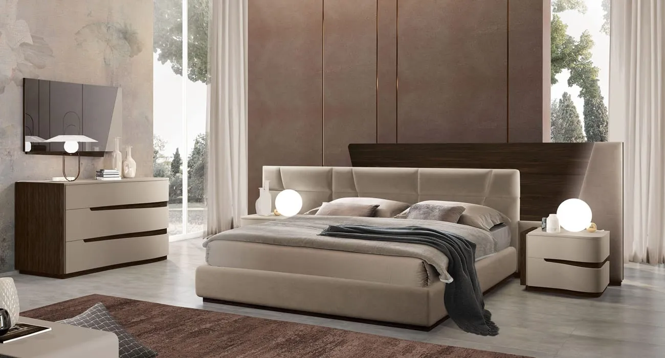 Letto System Adriatica con testiera a pannelli tortora e mobile TV
