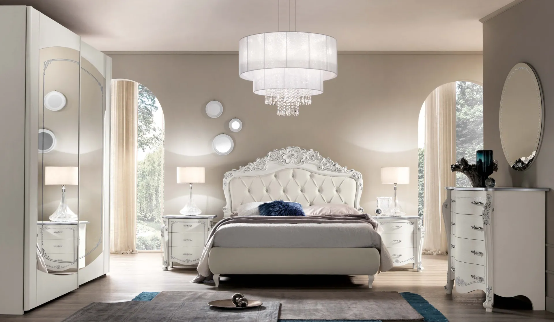 Camera classica con letto Pandora Adriatica bianco e lampadario
