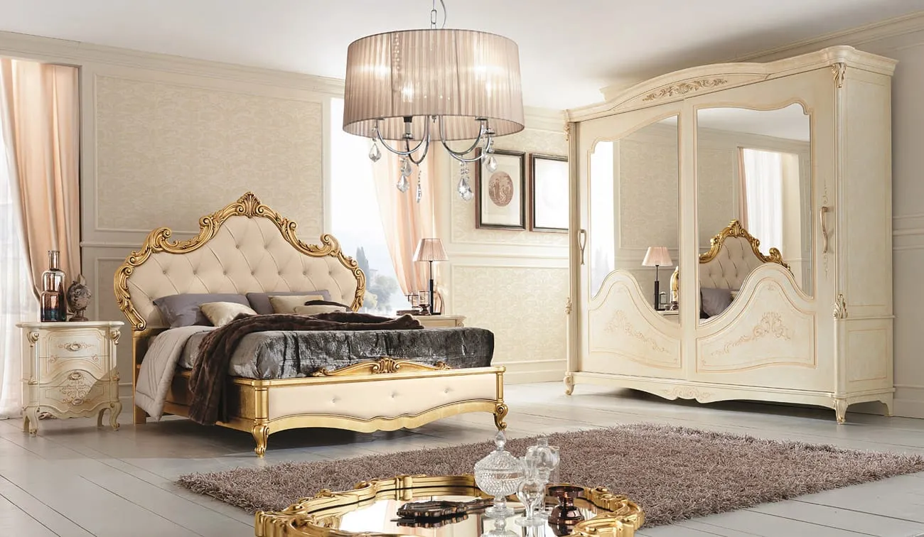 Camera classica con letto Romantica Adriatica e armadio intagliato