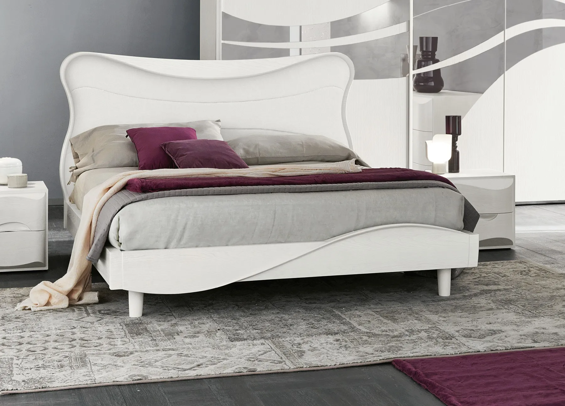 Letto Mirea Adriatica bianco con testiera ondulata e cuscini bordeaux