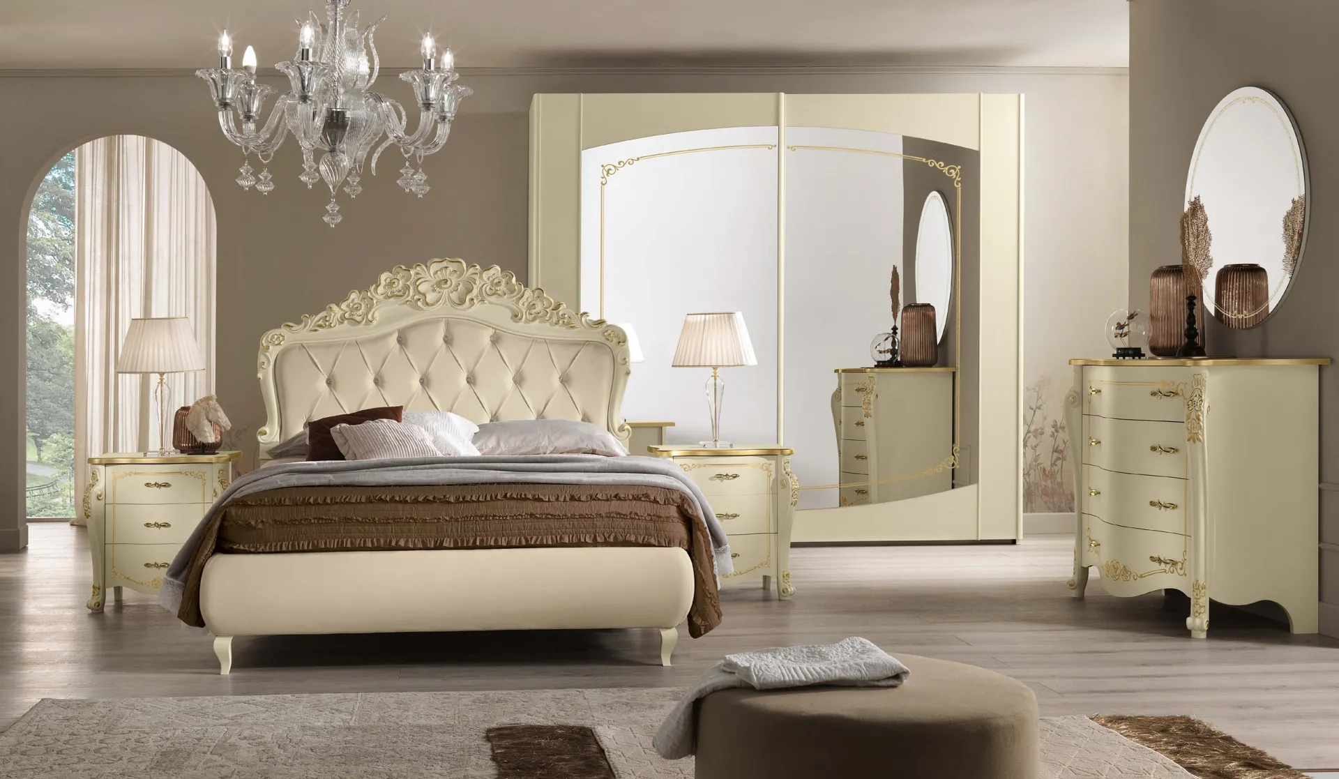 Camera Pandora Adriatica con armadio chiaro decorato e letto capitonnè
