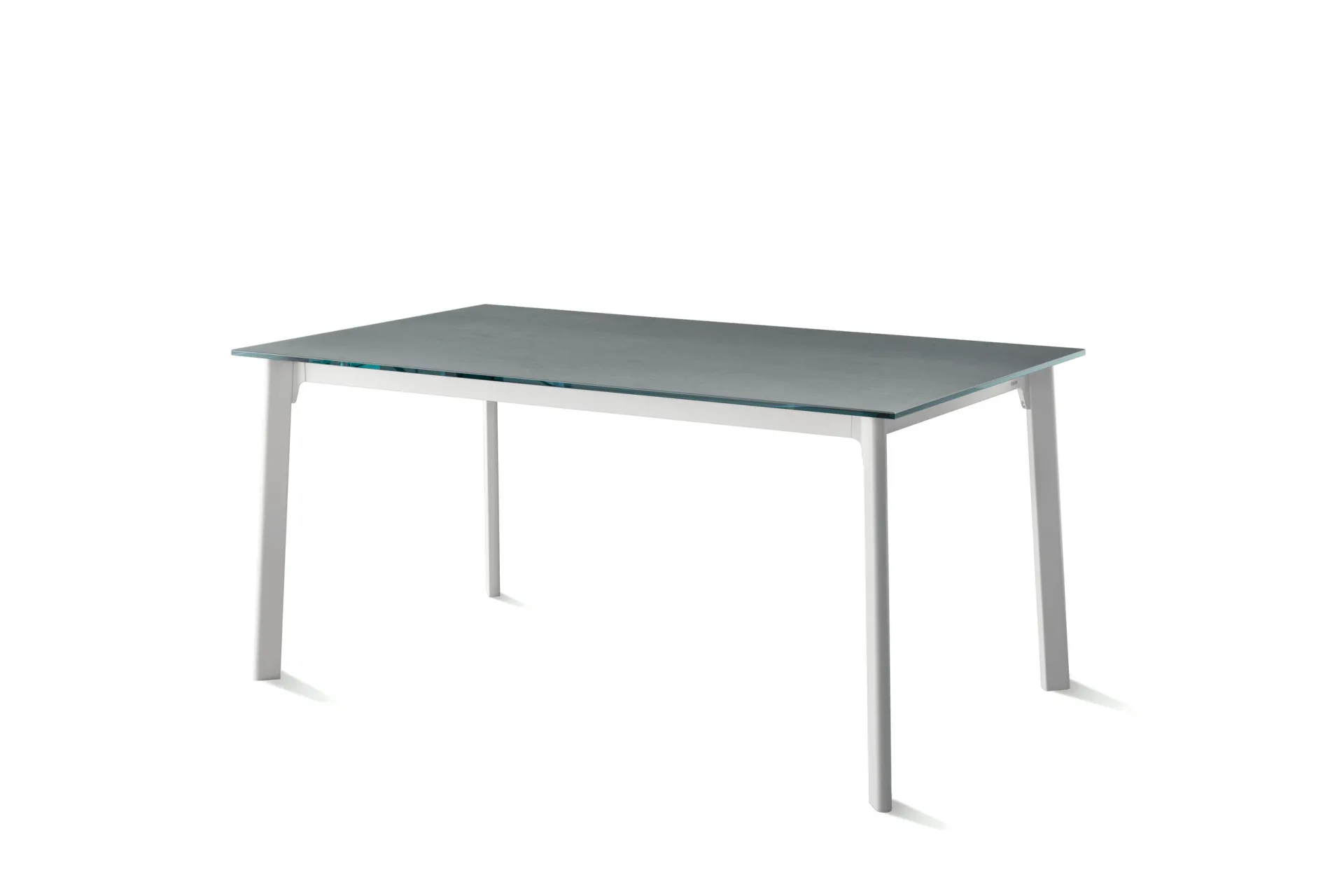 Tavolo Norwegian Scavolini su fondo bianco, con piano grigio in vetro e gambe bianche