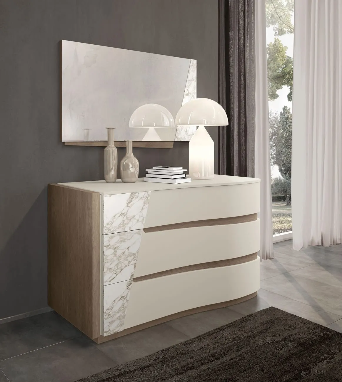 Specchiera Like Adriatica sopra un comò in rovere e decoro