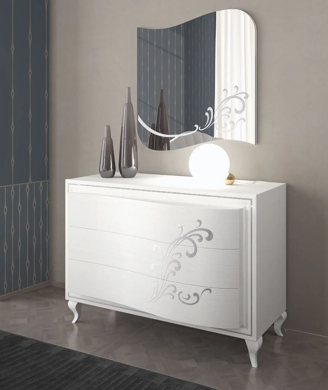 Specchiera Grace Adriatica con decoro argento sopra comò bianco