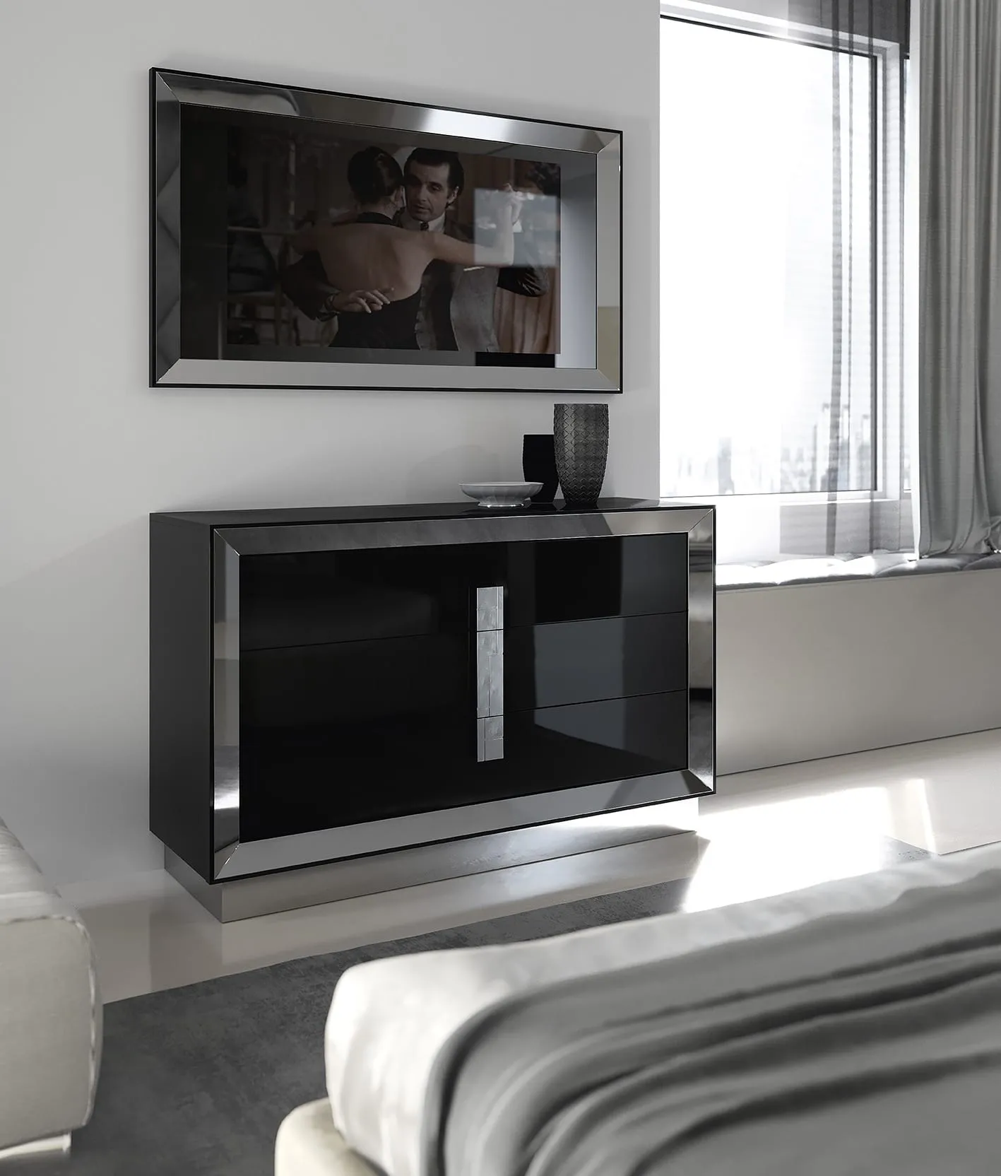 Specchiera Astra Adriatica con TV incassata sopra comò nero