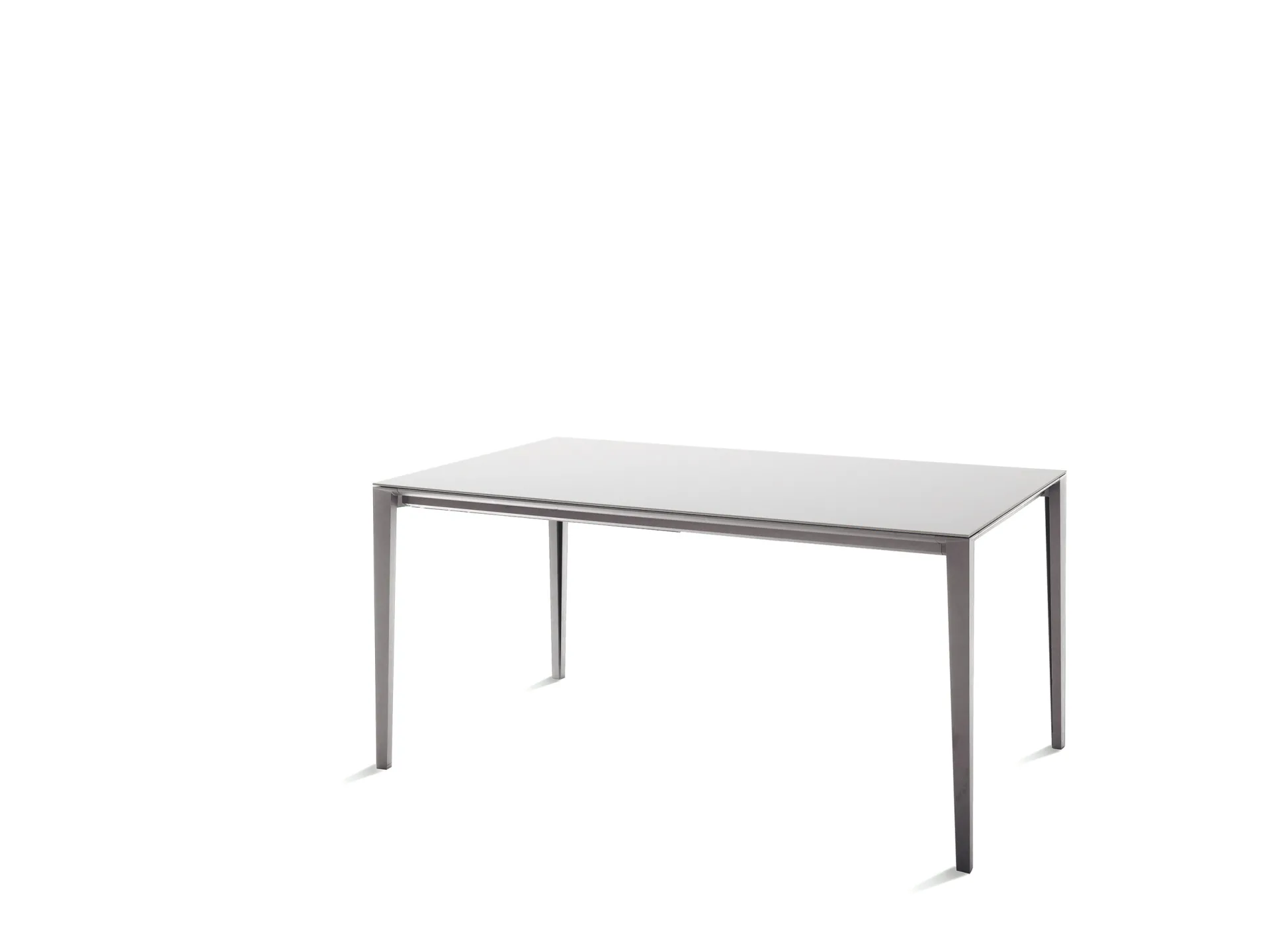 Tavolo Timeless Scavolini su fondo bianco, con piano bianco e gambe sottili grigie