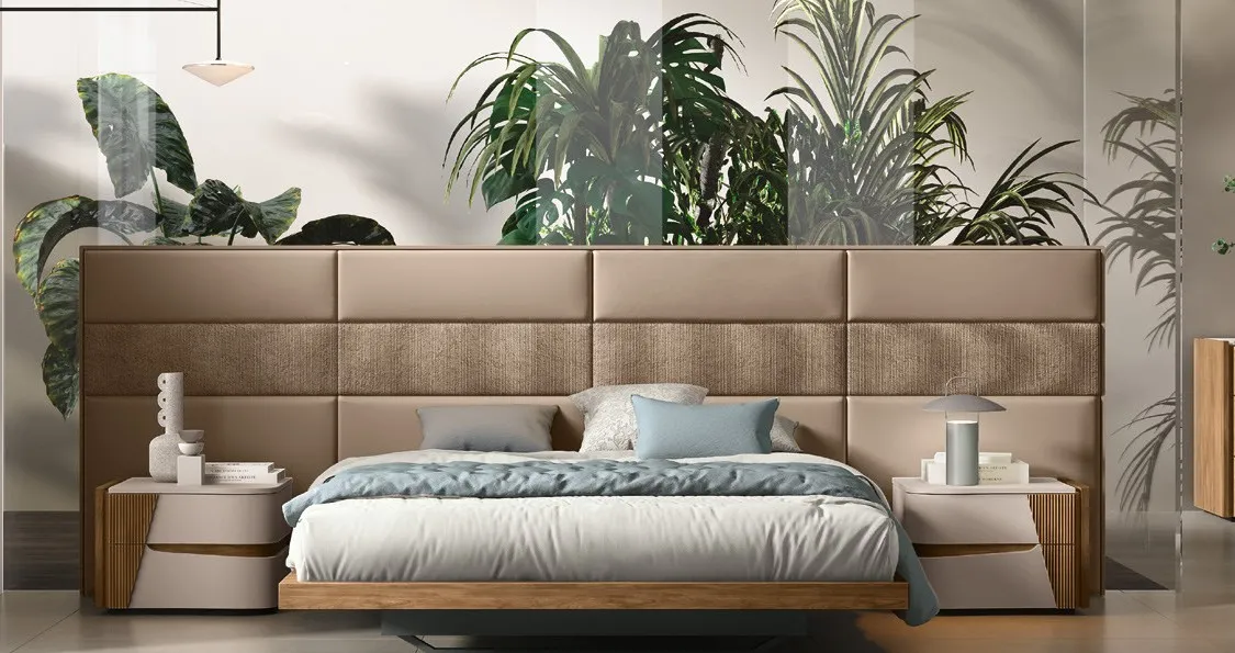 Letto Mistral Adriatica con boiserie larga in tessuto beige nella camera Like Evo