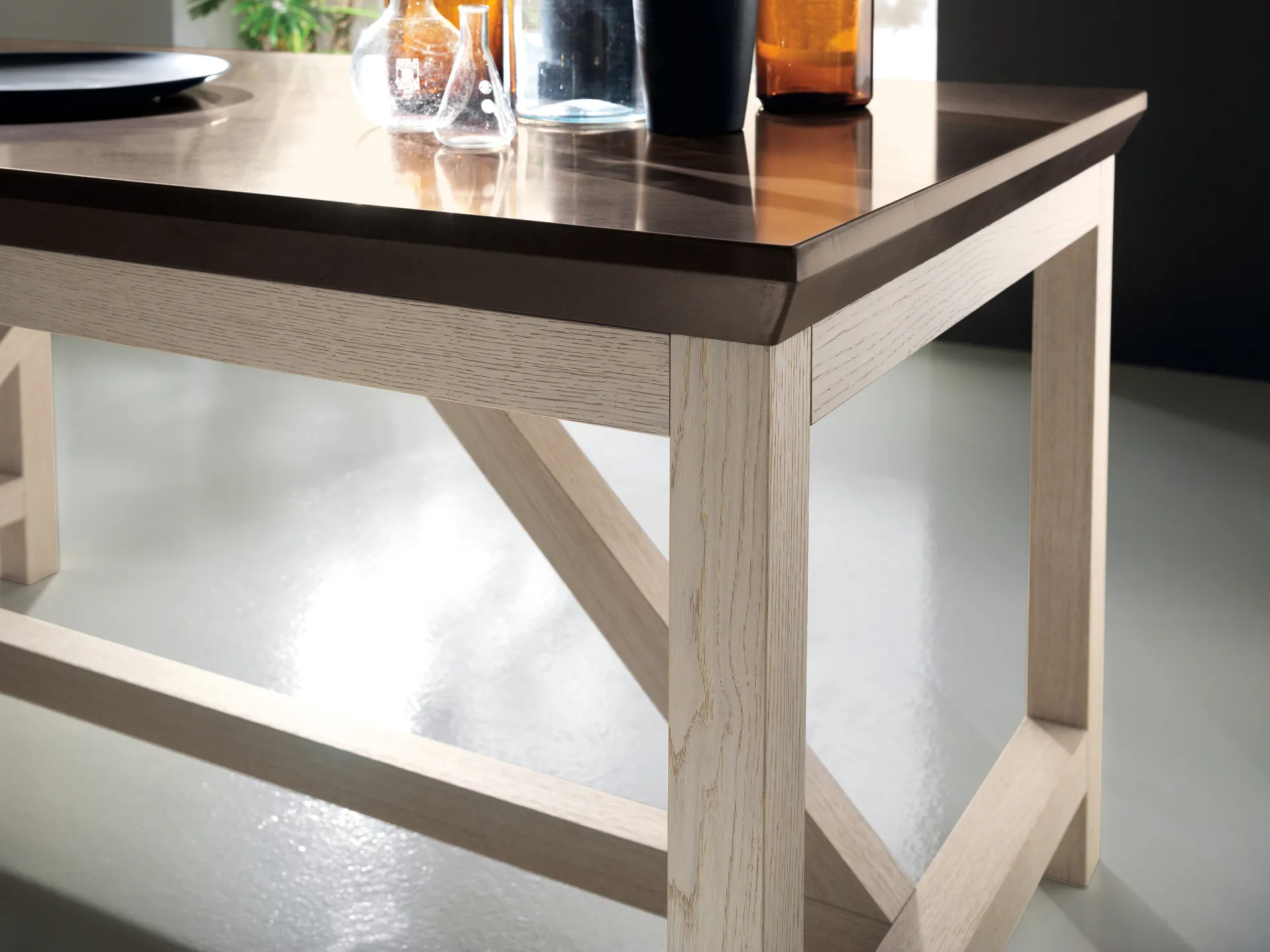 Dettaglio della base a cavalletto in rovere del Social Floating Table Scavolini con piano scuro