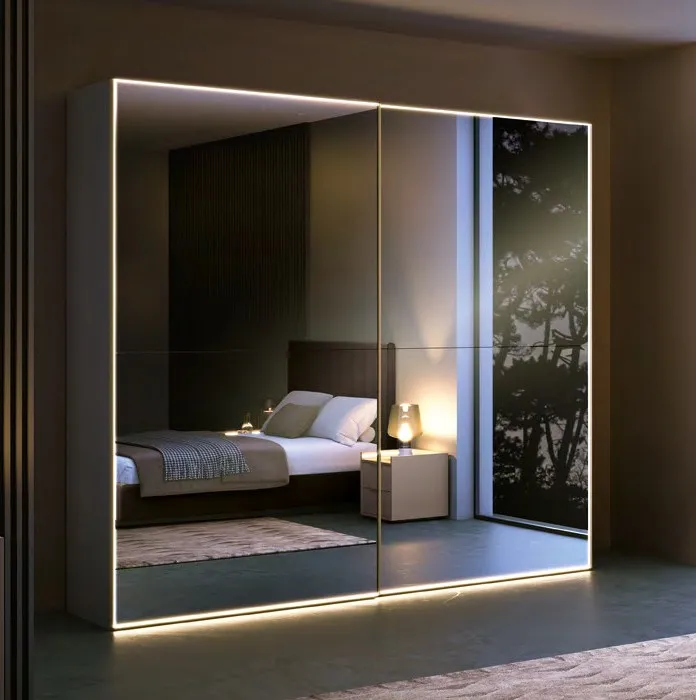 Armadio Led Adriatica a specchio con cornice di luce in camera da letto