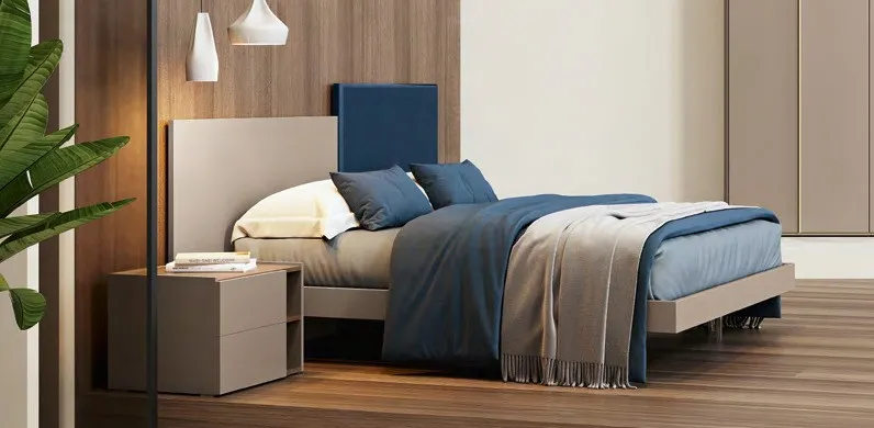 Letto Soho Contempo Adriatica con pannello blu su testata in legno