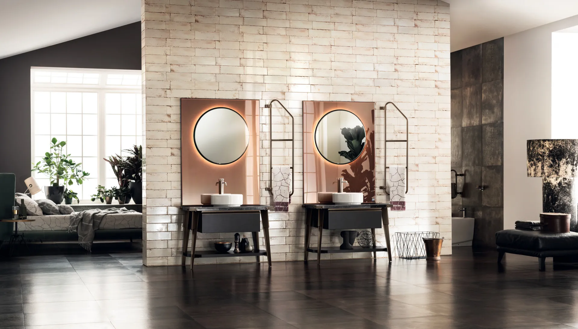 Bagno Diesel Open Workshop Scavolini con due basi nere su piedini e specchi Lunar su pannelli color rame
