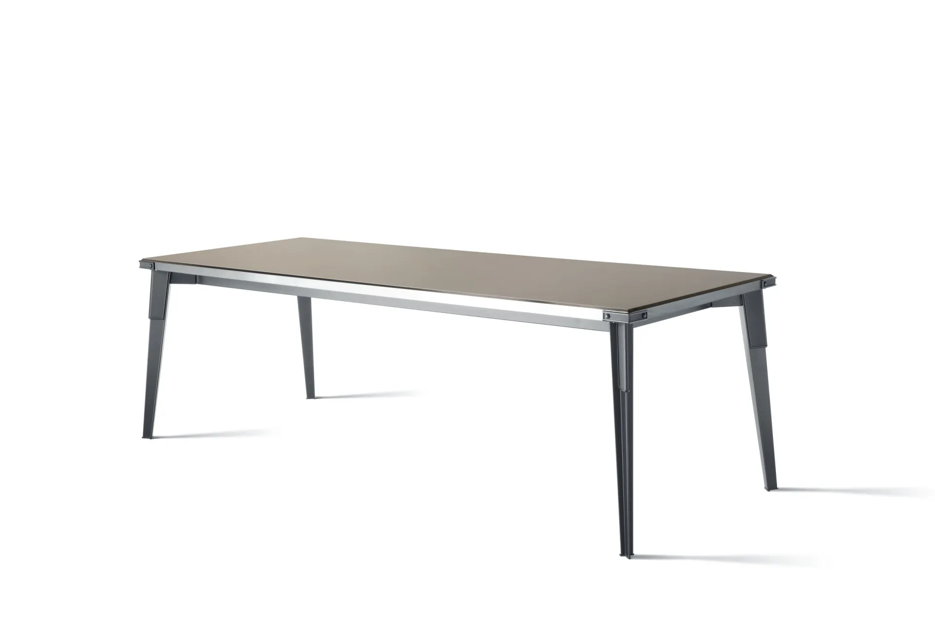 Open Workshop Table Scavolini su fondo bianco, con piano grigio e gambe scure inclinate