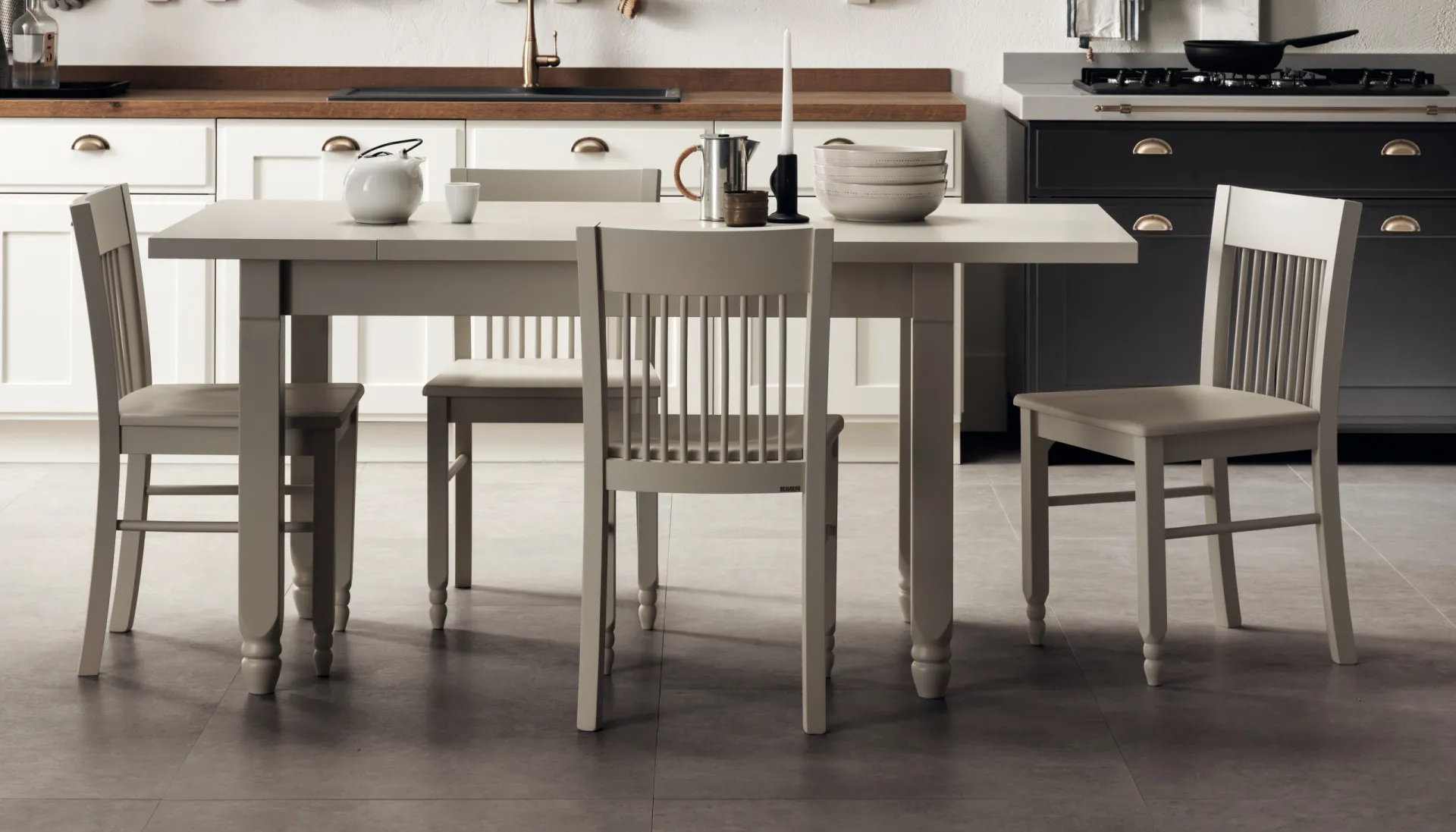 Tavolo Gea Scavolini laccato grigio chiaro con sedie coordinate in una cucina classica