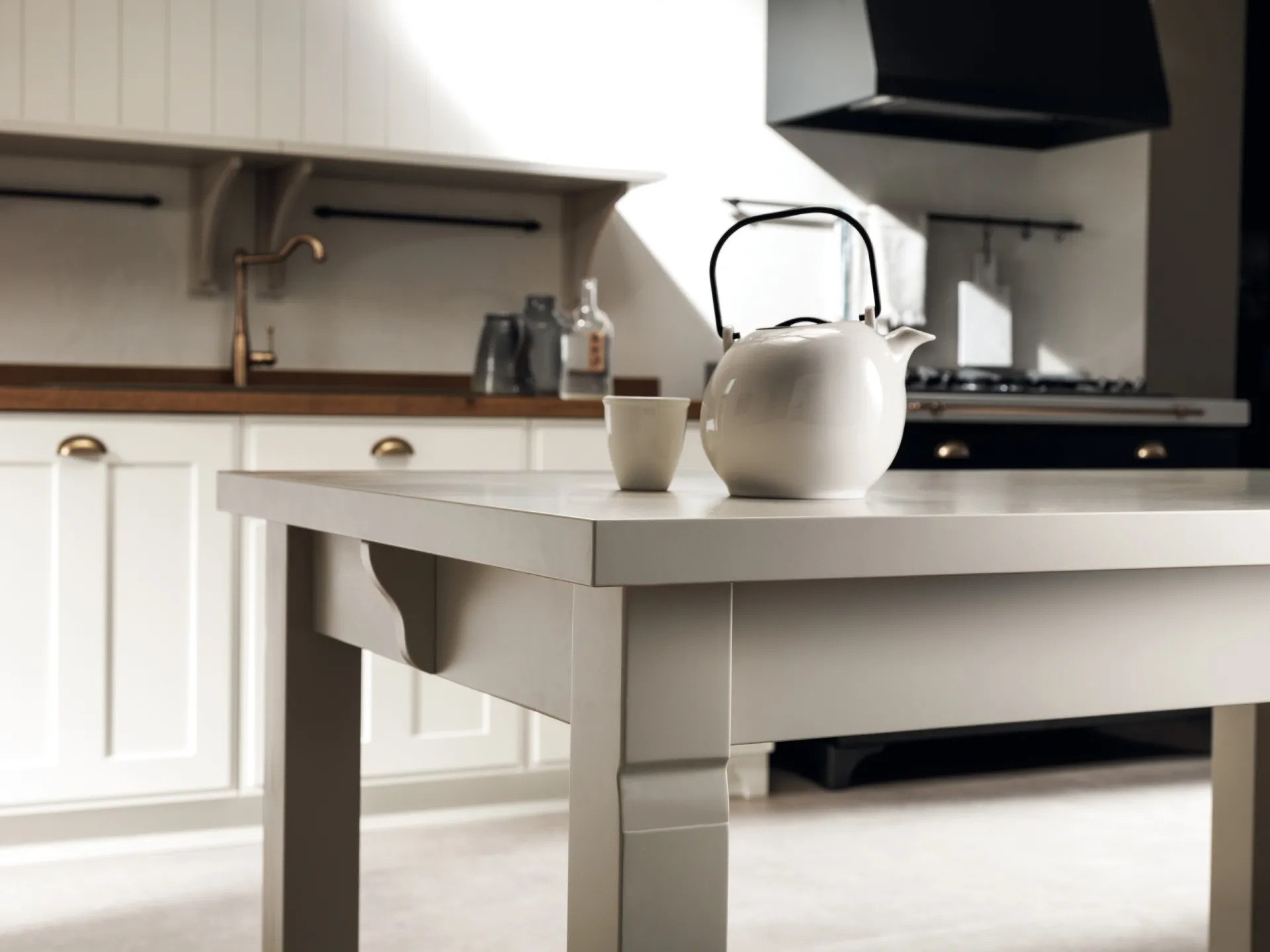 Dettaglio del tavolo Gea Scavolini laccato chiaro con la gamba tornita sotto il piano