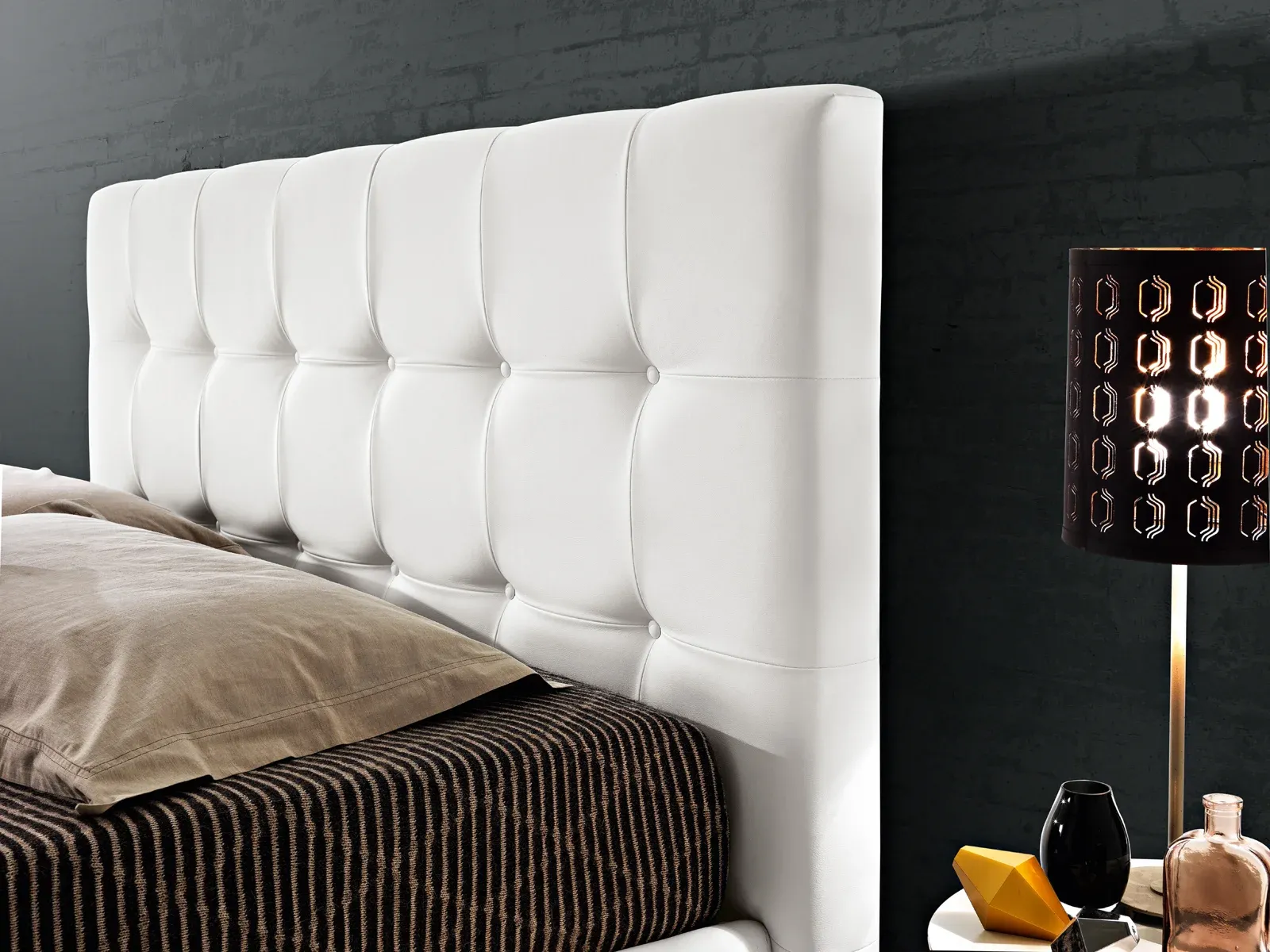 Altra ambientazione di Letto imbottito Domino Artigiana Letti, vista frontale