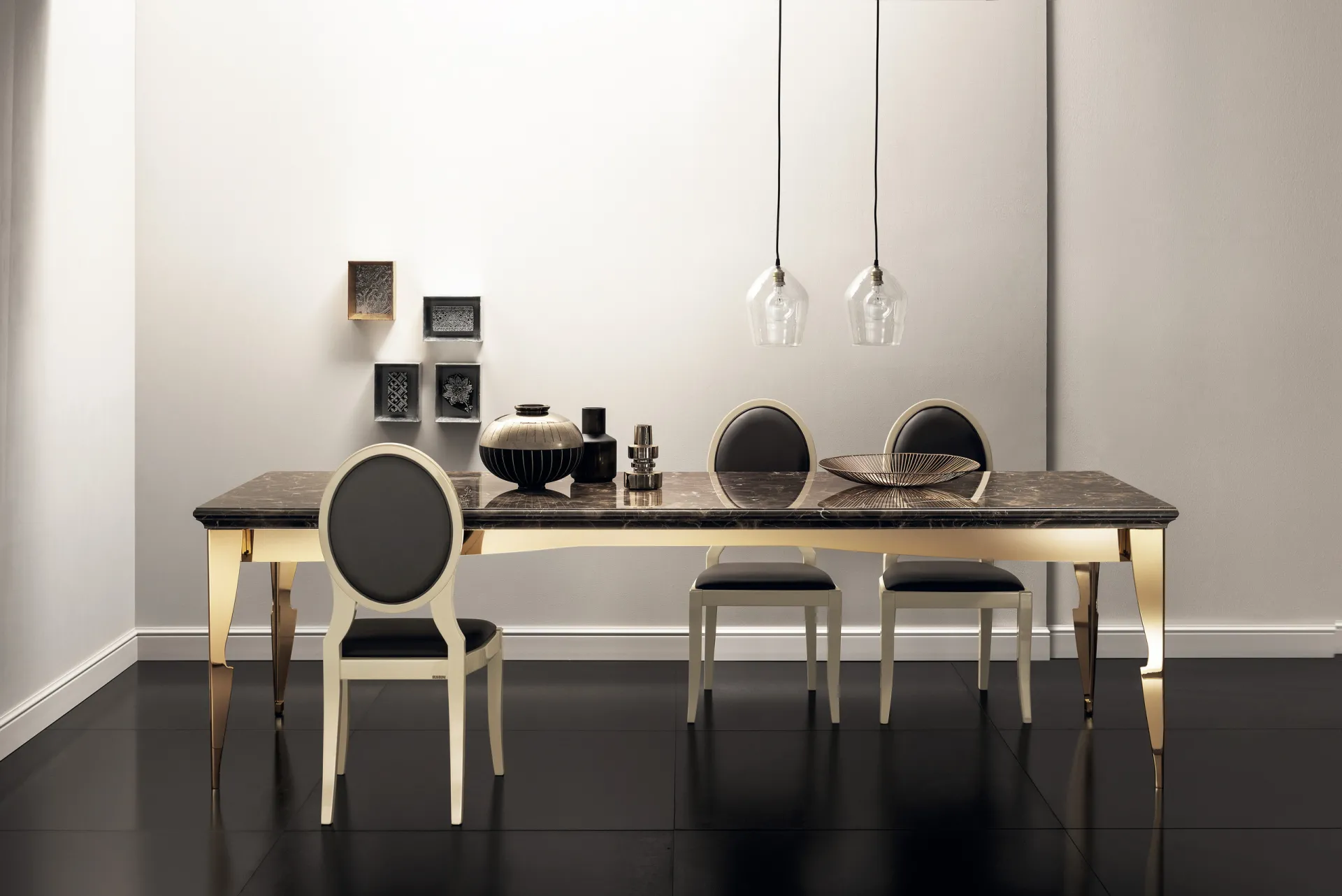 Tavolo Exclusiva Scavolini con base dorata, piano effetto marmo scuro e sedie con schienale ovale
