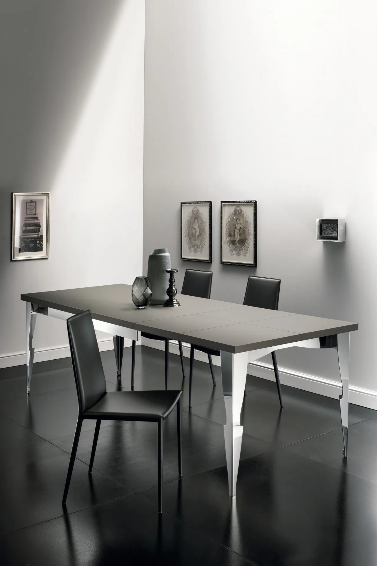 Tavolo Exclusiva Scavolini con piano grigio scuro e sedie nere in una sala chiara