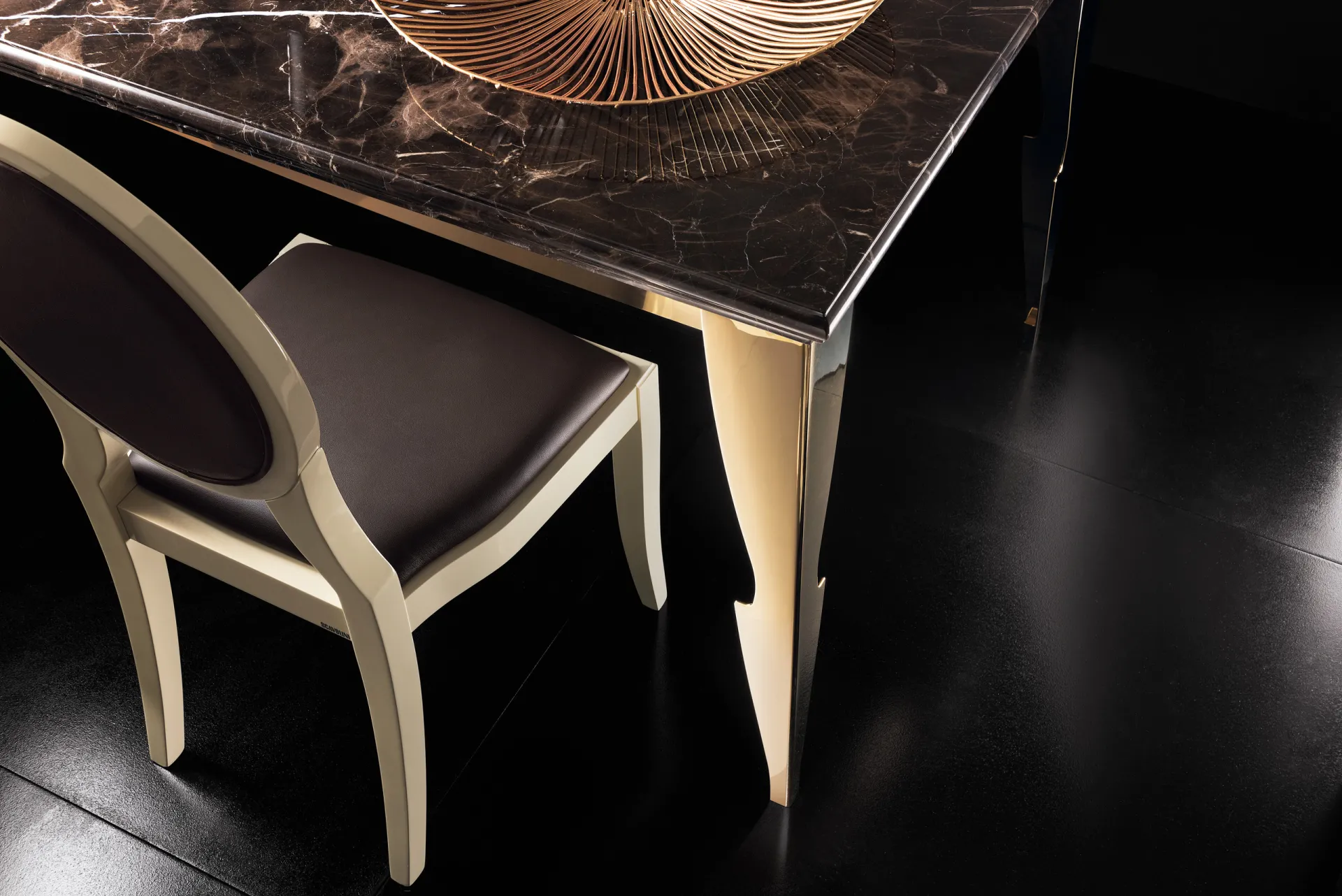 Dettaglio del tavolo Exclusiva Scavolini con piano effetto marmo scuro e sedia chiara