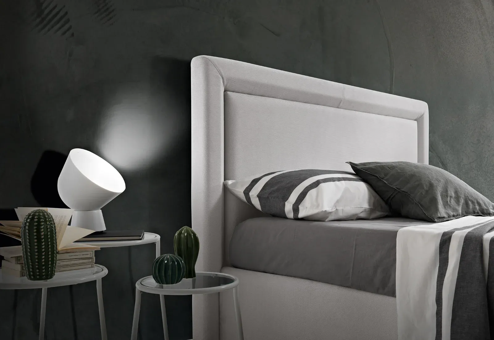 Letto imbottito Line Artigiana Letti visto per intero in una seconda camera