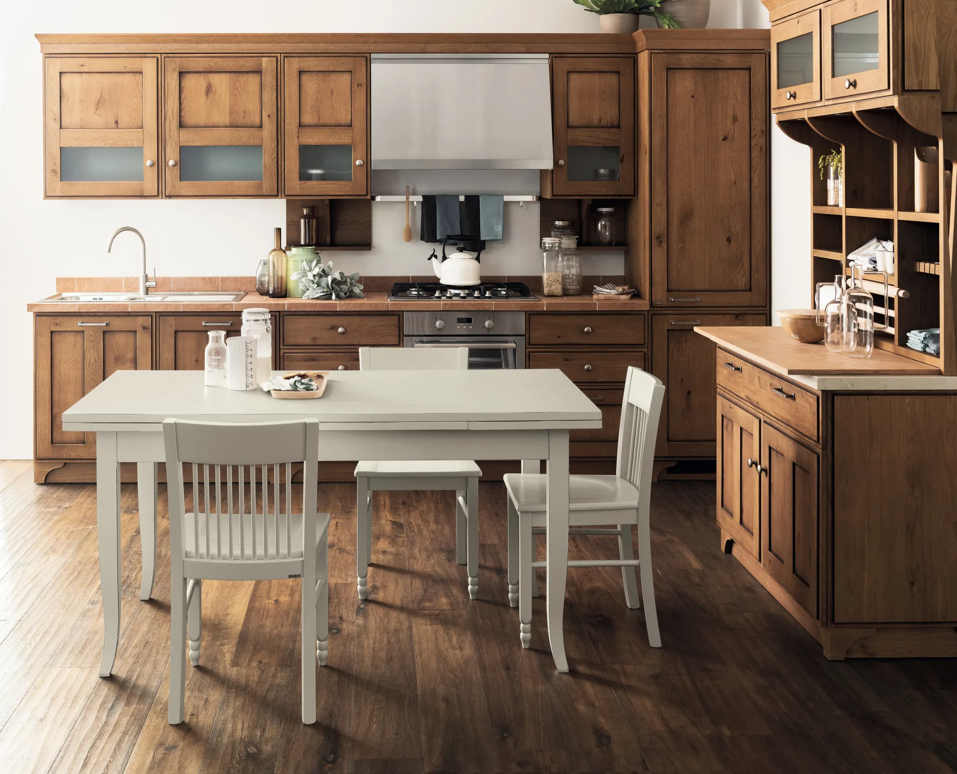 Tavolo Dover Scavolini laccato panna con sedie coordinate davanti a una cucina in legno