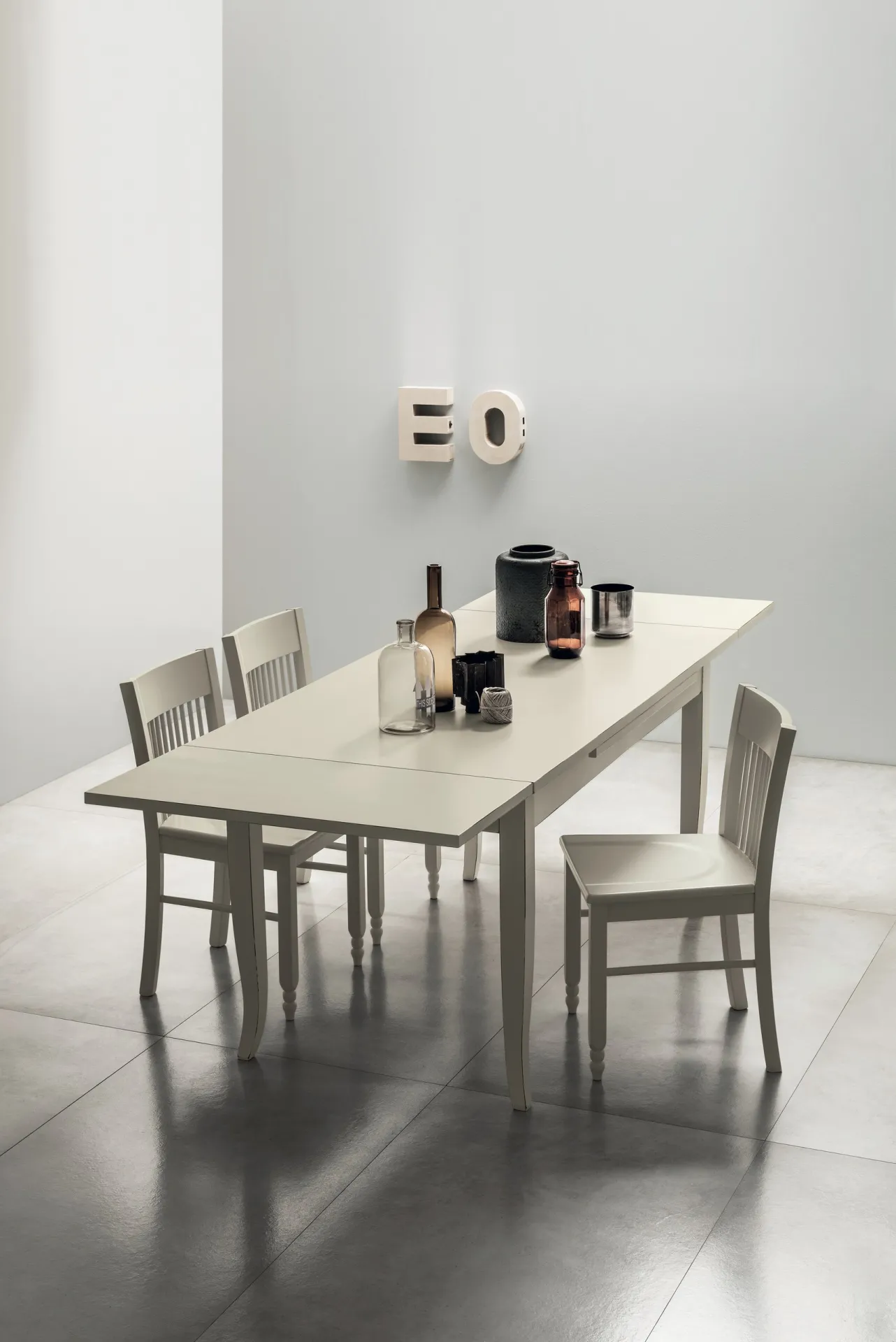 Tavolo Dover Scavolini allungato laccato chiaro con sedie in una sala luminosa