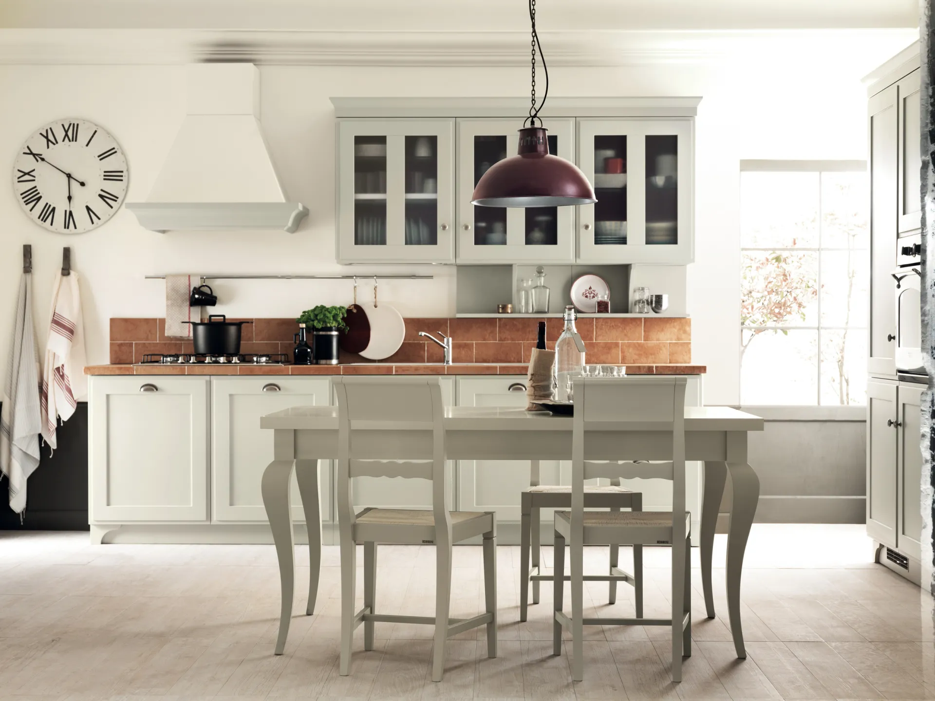 Tavolo Convito Scavolini laccato bianco con sedie coordinate in una cucina classica chiara
