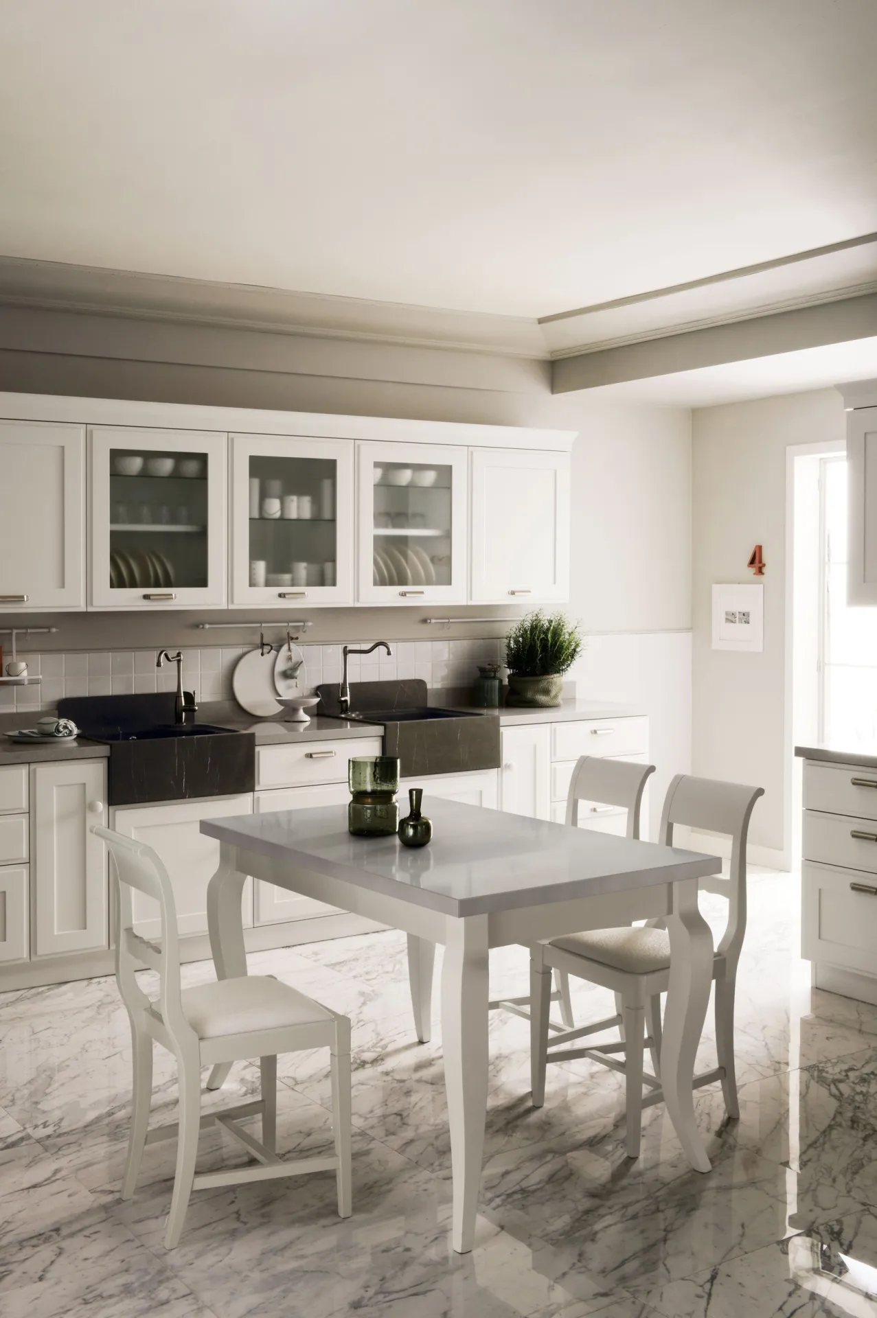 Tavolo Convito Scavolini con piano chiaro e gambe curve in una cucina bianca
