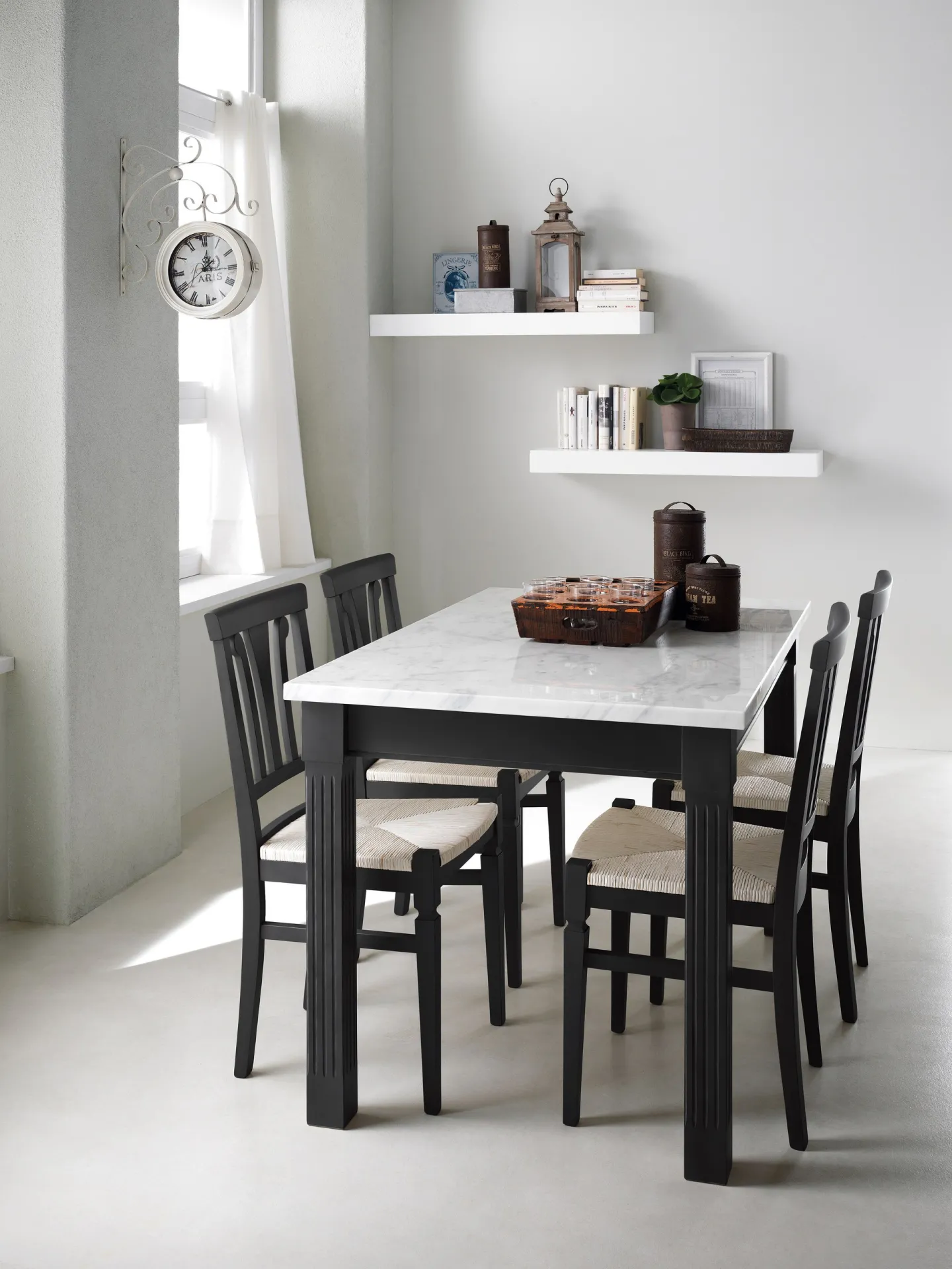 Tavolo Baltimora Scavolini nero con piano chiaro e sedie nere in una cucina luminosa