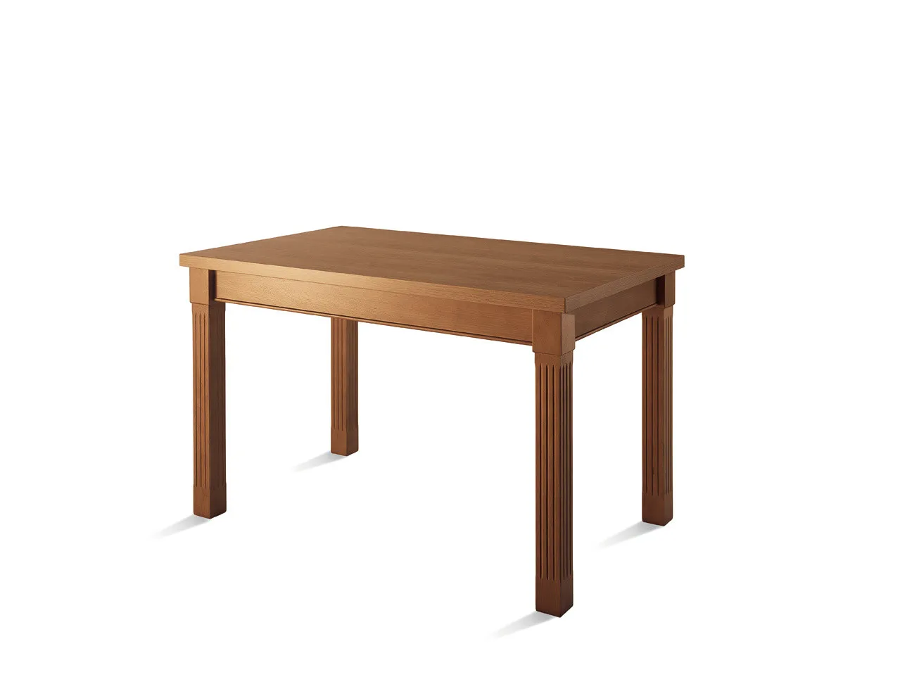 Tavolo Baltimora Scavolini su fondo bianco, in legno color noce con gambe scanalate