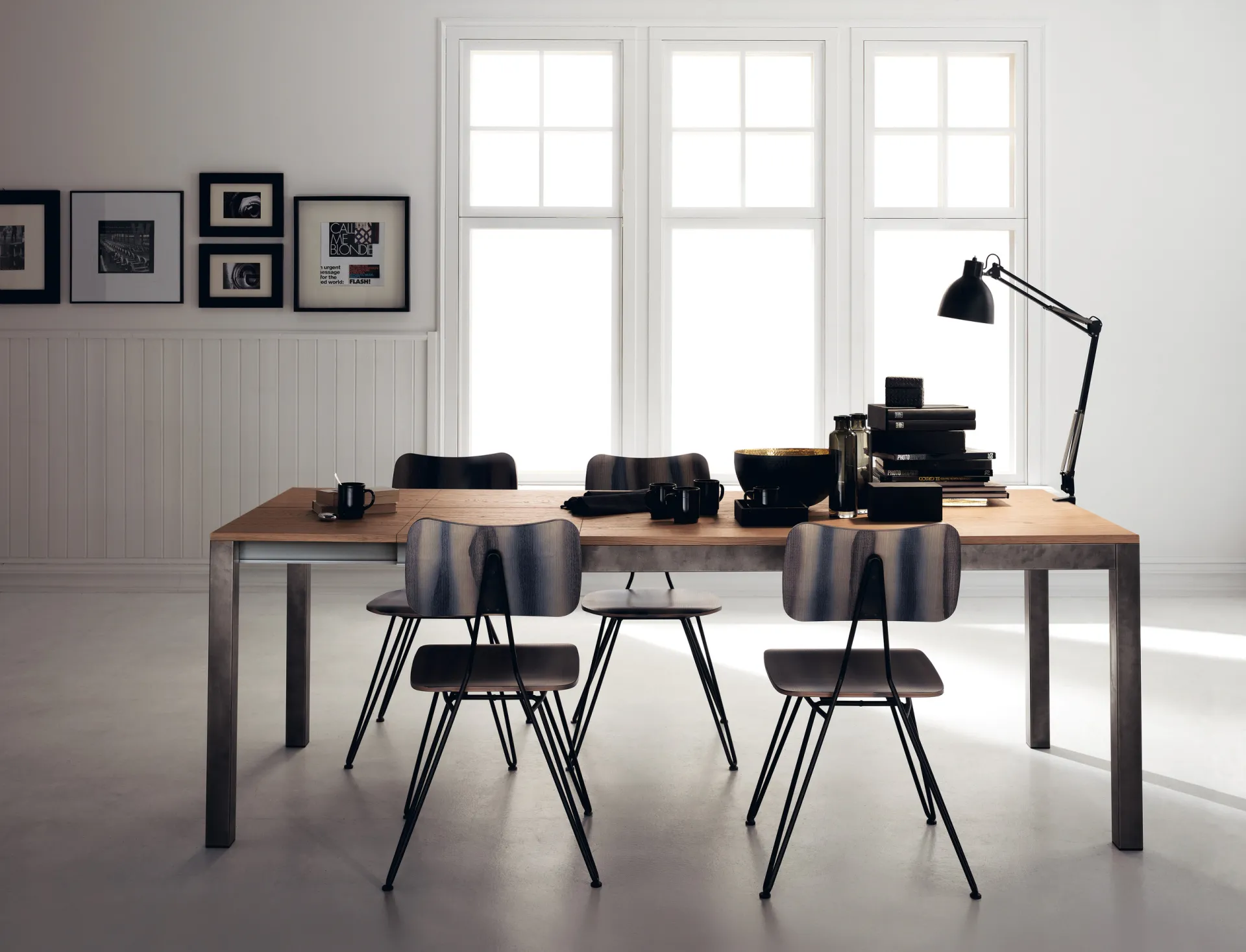 Industrial Action Table Scavolini con piano in legno chiaro, struttura in acciaio e sedie nere in filo