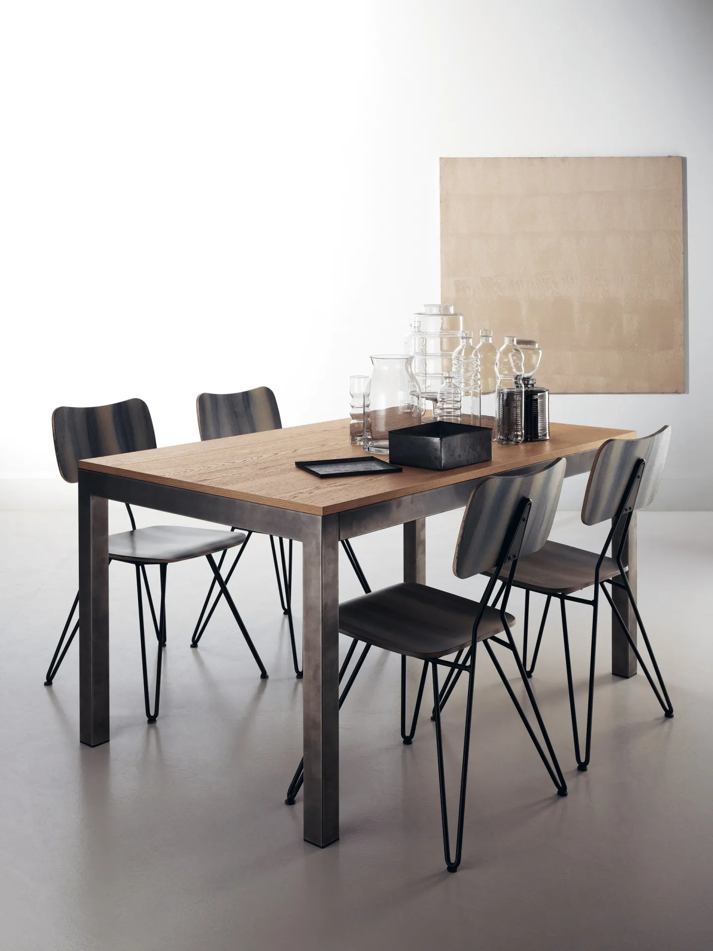 Industrial Action Table Scavolini con piano in legno e sedie nere in una zona pranzo chiara