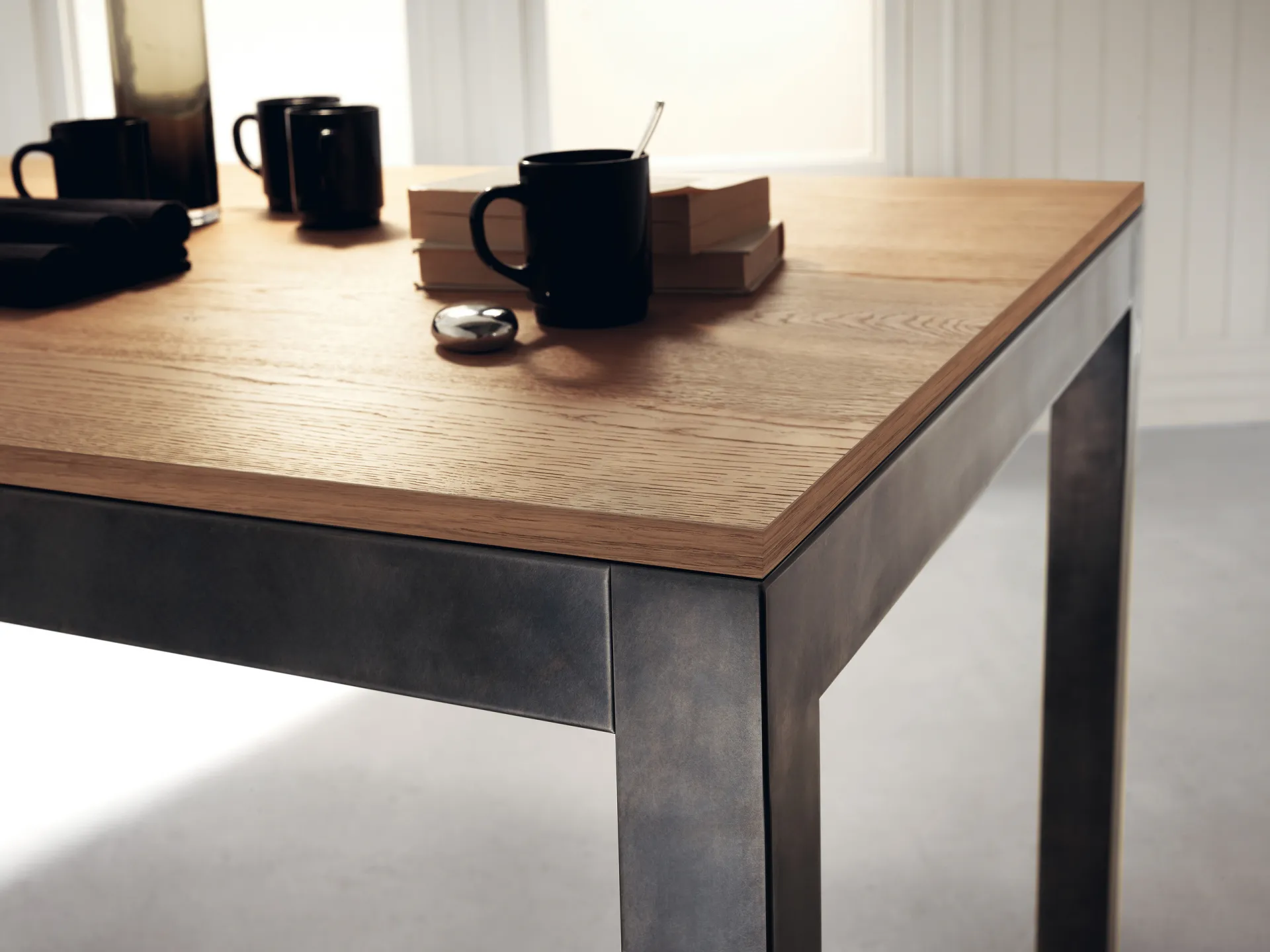 Dettaglio dello spigolo dell'Industrial Action Table Scavolini con piano in legno e gamba in acciaio
