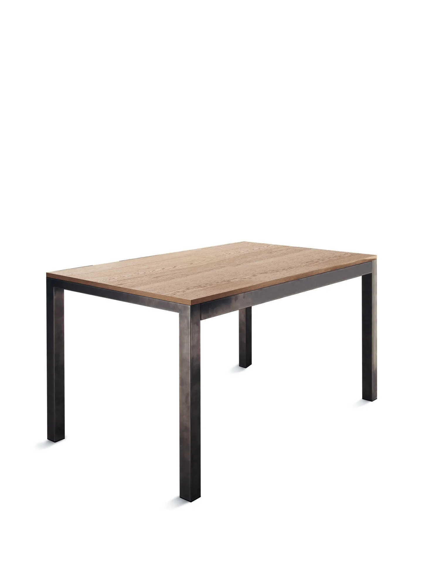 Industrial Action Table Scavolini su fondo bianco, con piano in legno e struttura scura