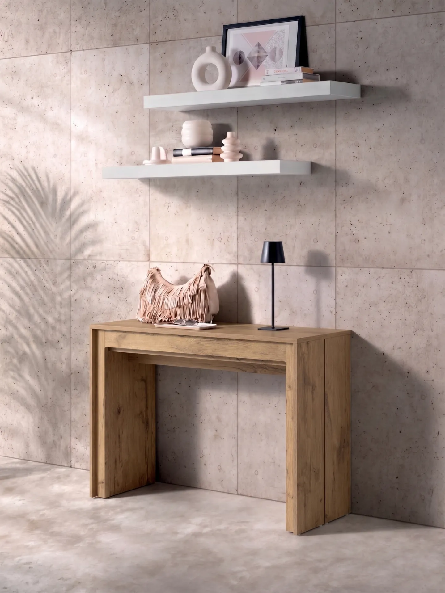 Consolle allungabile Segmenta Stones chiusa, in melaminico effetto rovere naturale, contro una parete con mensole